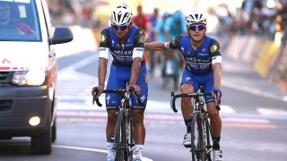 VELTET I KJEMPEPOSISJON: Fernando Gaviria satt blant de aller fremste da han ble uoppmerksom og deiset i bakken. Foto: Tim de Waele (©TDWSport.com)