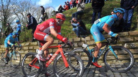 PÅ GRENSEN: Alexander Kristoff hang bra med Liuewe Westra og Alexey Lutsenko opp legendariske Muur van Geraardsbergen. Trener Stein Ørn mener Kristoff er helt på grensen formmessig, og tror det blir noe annet når Westra og Lutsenko byttes ut med Sagan og Cancellara til søndagens Flandern Rundt. - I Flandern henger mye på de to siste stigningene, Oude Kwaremont og Paterberg. Vi så i Gent-Wevelgem hvor brutalt gode Sagan og Cancellara er i slike bakker. Det er tøft å matche det nivået der. Foto: Tim de Waele (TDWSport.com).