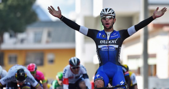 FIKK LUKE: Peter Sagan og de fleste andre spurtrivalene var sjanseløse på å utligne toppfarta til Fernando Gaviria. Foto: Tim de Waele (©TDWSport.com)