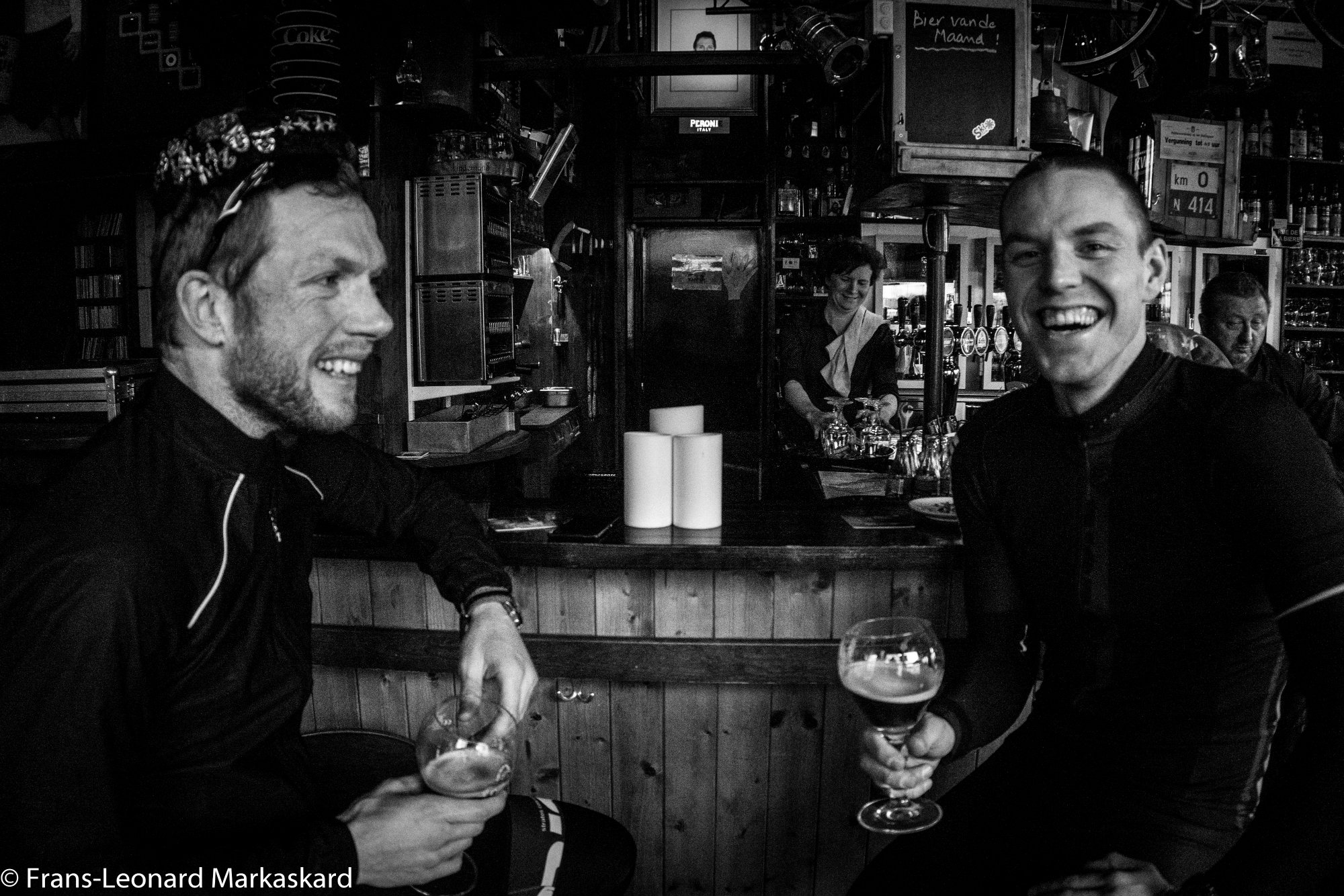 BELGISK TRADISJON: Frans-Leonard Markaskard benytter påsken til å støtte opp om kompisen sin. Her prøvesmaker de landets nasjonaldrikk. FOTO: Frans-Leonard Markaskard