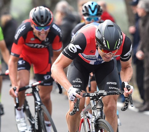 ÅRETS FRIMERKE: Greg Van Avermaet biter seg fast i ryggen på Edvald Boasson Hagen under både Milano-Sanremo og Tirreno-Adriatico. Foto: Tim de Waele (©TDWSport.com)