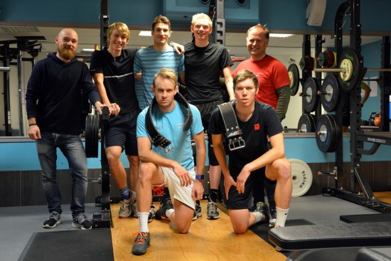 MYE KOMPETANSE: Benjaminsen lærer mye av den enorme kompetansen rundt Coop - ØsterHus. Blant annet fra Stein Ørn (andre rad til høyre) og Alexander Kristoff (nede til venstre). FOTO: Coop - ØsterHus