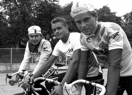 VILLACH, ØSTERRIKE 19870903 VM i sykling. Fra v: Proffsyklistene Jaanus Kuum, Dag Otto Lauritzen og Dag Erik Pedersen i arbeidsantrekk. Snart trekker de i landslagsdrakter. Foto: Bjørn Sigurdsøn / NTB