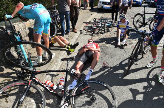 STYGGE SCENER: Tiesj Benoot ble liggende igjen etter denne velten. Neste stopp var sykehuset for Lotto-kapteinen. Foto: Tim de Waele (©TDWSport.com)