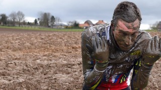 MER AV DETTE? Det første brosteinspartiet under søndagens Paris-Roubaix er i så dårlig forfatning at arrangøren vurderer å styre utenom. Her har Rudiger Selig fått en smakebit under fjorårets Dwars door Vlaanderen. FOTO: Tim De Waele/TDWSPORT.COM