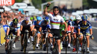 FOR VIKTIG: I regnbuetrøya var Mark Cavendish for viktig og godt betalt til å få sykle Paris-Roubaix. Foto: Tim de Waele (©TDWSport.com)