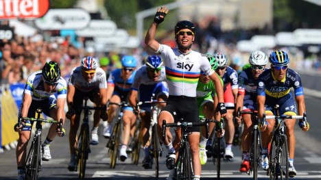 FOR VIKTIG: I regnbuetrøya var Mark Cavendish for viktig og godt betalt til å få sykle Paris-Roubaix. Foto: Tim de Waele (©TDWSport.com)