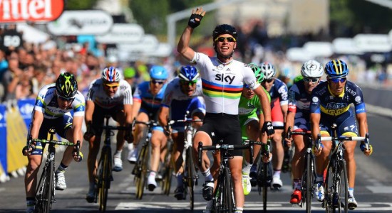 FOR VIKTIG: I regnbuetrøya var Mark Cavendish for viktig og godt betalt til å få sykle Paris-Roubaix. Foto: Tim de Waele (©TDWSport.com)