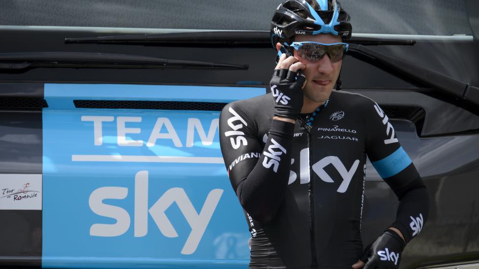 SAMMENSTØT: Elia Viviani fikk et ublidt sammenstøt med en motorsykkel under Paris-Roubaix. Foto: AFP PHOTO / FABRICE COFFRINI