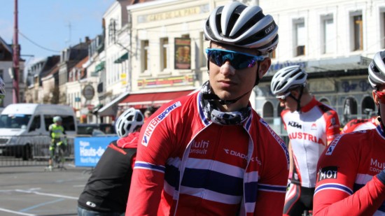 <b>KJØRTE INN I MOTORSYKKEL:</b> 17-åringen Iver Johan Knotten slapp unna med to forstuede fingre, etter å ha stupt over sykkelen etter motorsykkelvelt i juniorutgaven av Paris-Roubaix. Likevel mener han sykkelritt er umulig å gjennomføre uten hjelp fra MC-førere. FOTO: Per Erik Mæhlum, Norges Cykleforbund