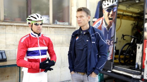 BRUKER IKKE SKIVEBREMSER: Team Sky har testet ut skivebremser i sykkelfeltet, men på de norske landslagene bruker man fortsatt tradisjonelle bremsesystemer. Her er Lars Petter Nordhaug i samtale med landsslagssjef Stig Kristiansen. FOTO: Vidar Ruud, NTB/Scanpix