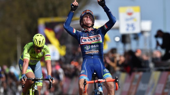 VANT FOR DØD VENN: Enrico Gasparotto dediserte sin seier i Amstel Gold Race til sin avdøde lagkamerat og hans kone Foto: Tim de Waele (©TDWSport.com)