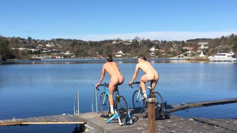 FRI UTFOLDELSE Anders Oddli (t.v.) og Hans Einar Ruud Karlsen tok oppvarmingen til et nytt nivå foran norgescupåpningen i Skien. Sur vind og kun to-tre varmegrader gjorde sitt til at seansen ble kortvarig. FOTO: Tormod Ulven/Anders Oddli på Instagram