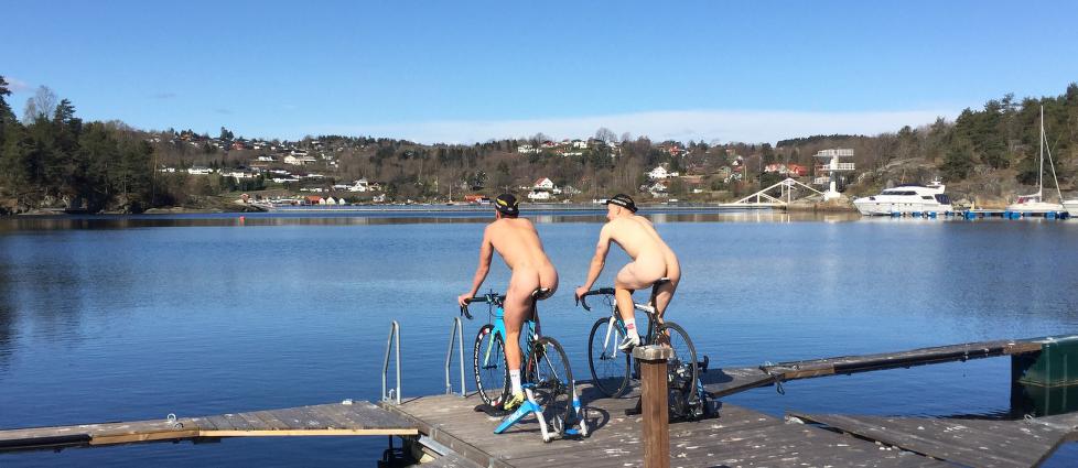 FRI UTFOLDELSE Anders Oddli (t.v.) og Hans Einar Ruud Karlsen tok oppvarmingen til et nytt nivå foran norgescupåpningen i Skien. Sur vind og kun to-tre varmegrader gjorde sitt til at seansen ble kortvarig. FOTO: Tormod Ulven/Anders Oddli på Instagram