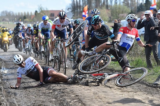 FLYGENDE HOLLENDER: Niki Terpstra fikk seg en luftetur. Foto: Tim de Waele (©TDWSport.com)