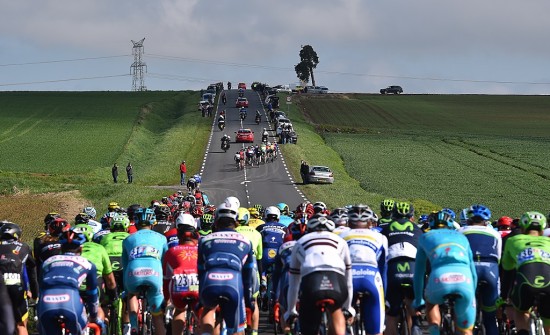 HEFTIG KJØRING: Sidevinden gjorde at Paris-Roubaix tok fyr fra start. Foto: Tim de Waele (©TDWSport.com)