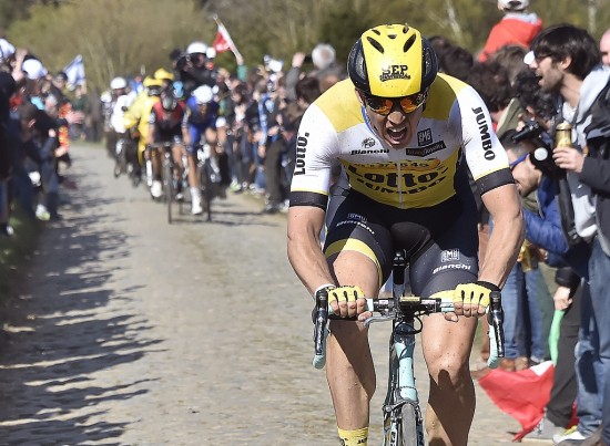 PRØVDE OG PRØVDE: Men Sep Vanmarcke fikk ikke stor nok luke på brosteinen. Foto: Tim de Waele (©TDWSport.com)