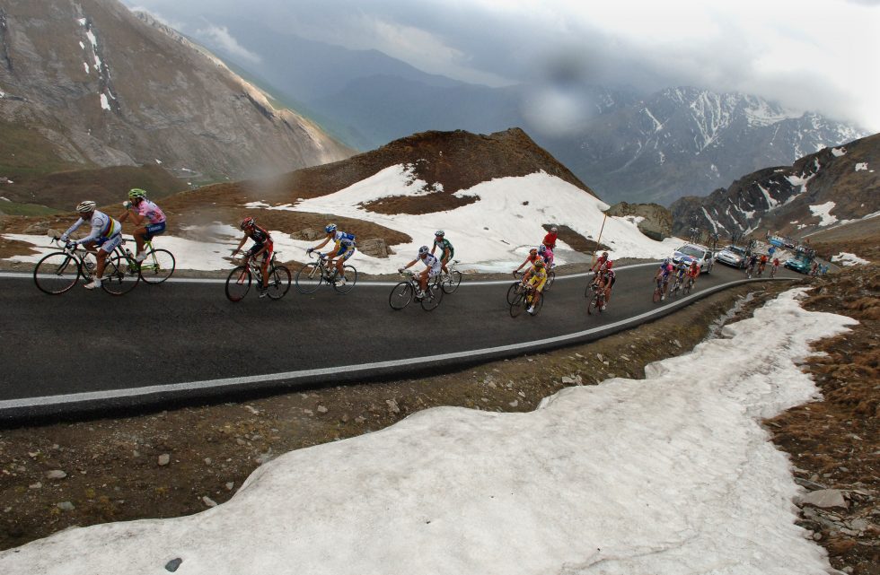 SNØ: Bettini i VM-trøya og Andrea Noe i rosa da Giro-feltet gikk over Colle Dell'Agnello i 2007. Foto: Tim de Waele (©TDWSport.com)