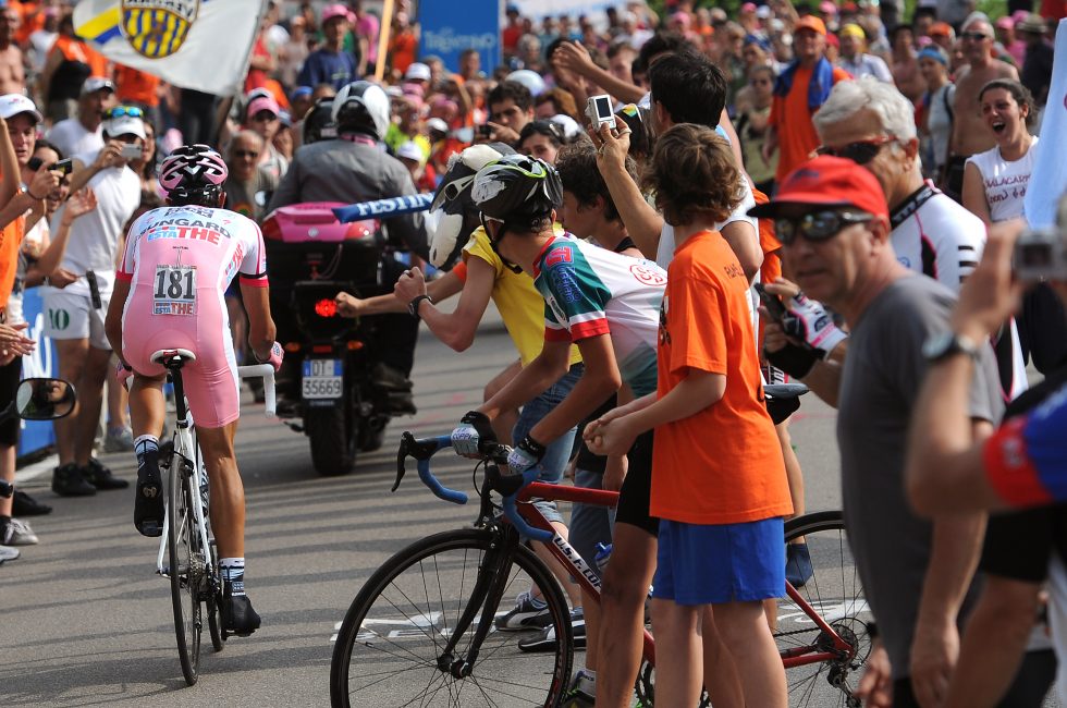 BAKKETEMPO: Contador presser seg gjennom mengden på Nevegal i 2011. Foto: Tim de Waele (©TDWSport.com)