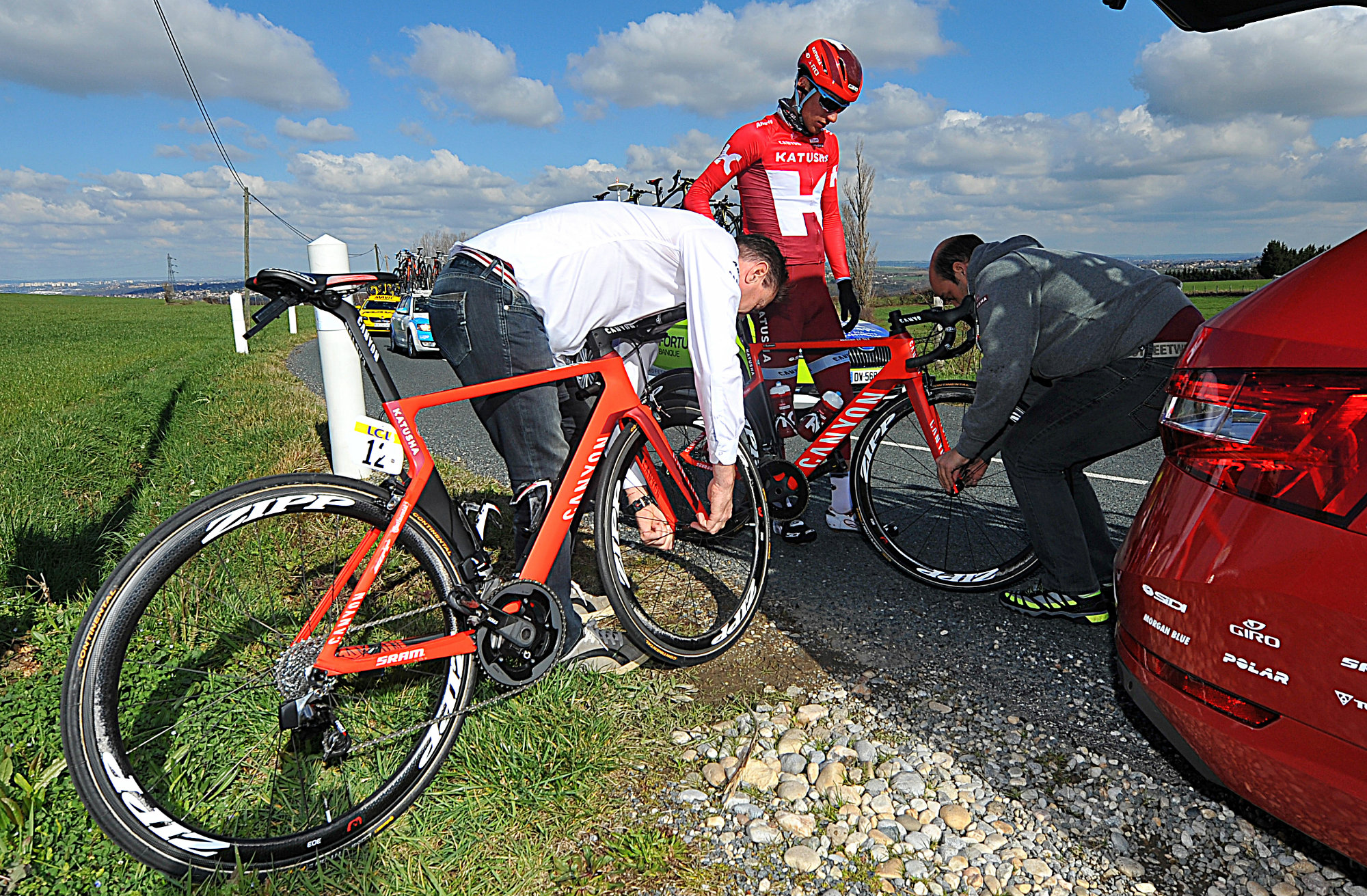 LITT UFLAKS ER GREIT: Her har Sven Erik Bystrøm punktert under Paris-Nice, men 24-åringen har hatt større problemer enn som så i sesongen hittil. FOTO: Tim De Waele/TDWSPORT.COM