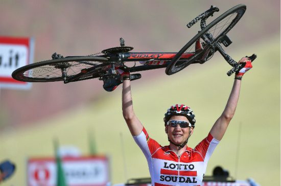 STOR DAG: Tim Wellens løfter sykkelen over hodet etter en strålende dag på sykkelen. FOTO: Tim de Waele (TDWSport.com)
