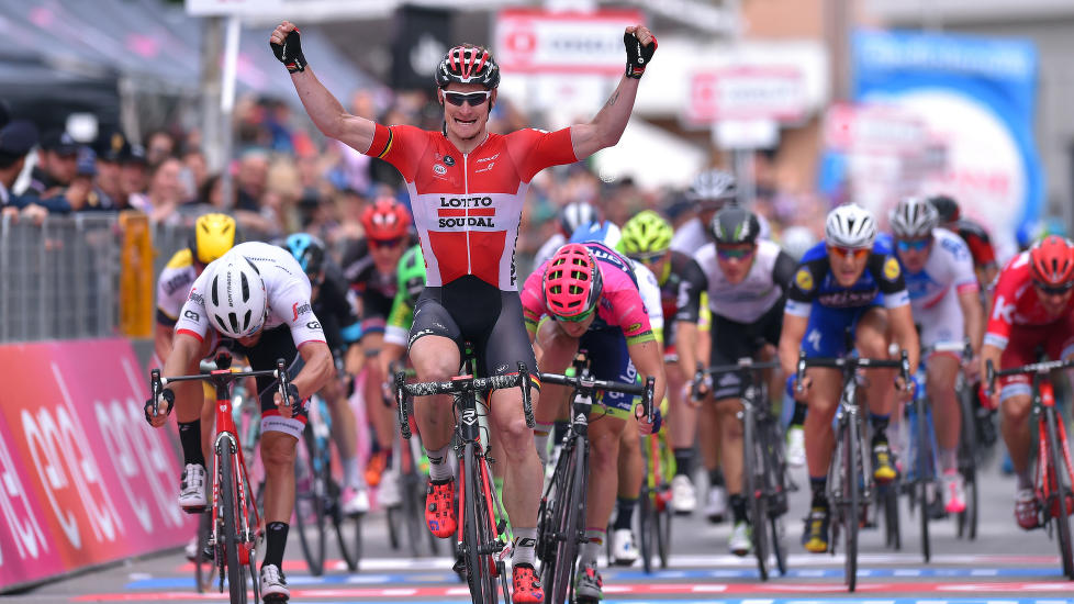 LOTTO IGJEN: André Greipel jubler for sin andre etappeseier i Giro d'Italia, Lotto Soudals tredje på rad. (Foto Tim de Waele)
