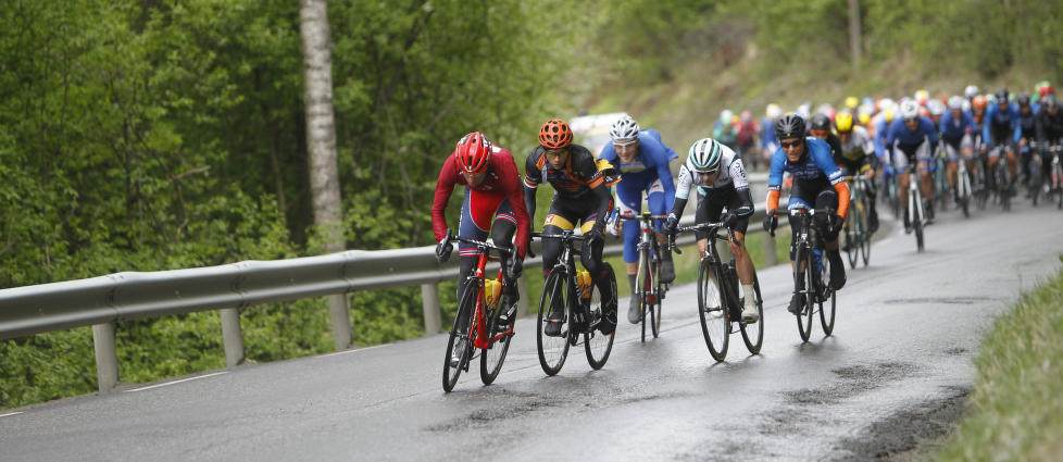 IKKE ENIGE: Landslaget skyldte på de norske kontilagene, men fikk ingen aksept i retur. Her forsøker Sven Erik Bystrøm å stjele noen innlagte klatrepoeng. FOTO: Tour of Norway