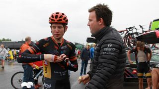 OPPSKRAPET Andreas Vangstad ble sendt i bakken da en hund forvillet seg inn i hovedfeltet. Etterpå kunne sportsdirektør Stian Remme konstatere at han var like hel. FOTO: Jarle Fredagsvik, procycling.no