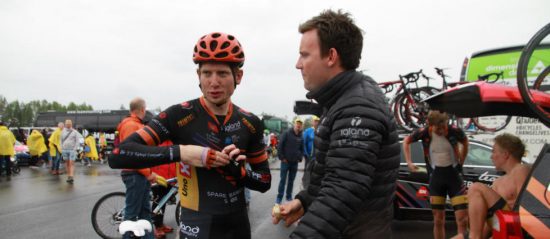 <b>OPPSKRAPET</b> Andreas Vangstad ble sendt i bakken da en hund forvillet seg inn i hovedfeltet. Etterpå kunne sportsdirektør Stian Remme konstatere at han var like hel. FOTO: Jarle Fredagsvik, procycling.no