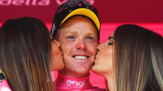 ROSA: Steven Kruijswijk har den rosa ledertrøya i Giro d'Italia. Foto: EPA/ALESSANDRO DI MEO