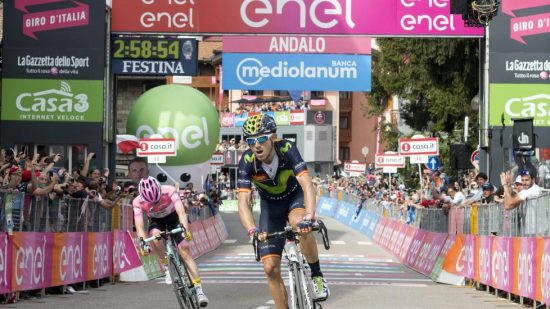 FULGTE SOM EN SKYGGE: Alejandro Valverde vant en etappe for første gang i Giro d'Italia, men Steven Kruijswijk (rosa trøye) fulgte ham tett og har fortsatt et klart forsprang i sammendraget. Foto: Claudio Peri / Epa / NTB scanpix