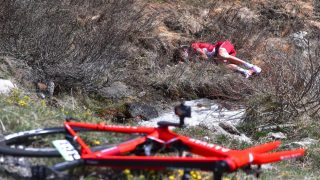 ILLE: Det så veldig dramatisk ut da Ilnur Zakarin veltet på den 19. etappen av Giro d'Italia. Heldigvis slapp han unna de mest alvorlige skadene. Foto: Tim de Waele (©TDWSport.com)