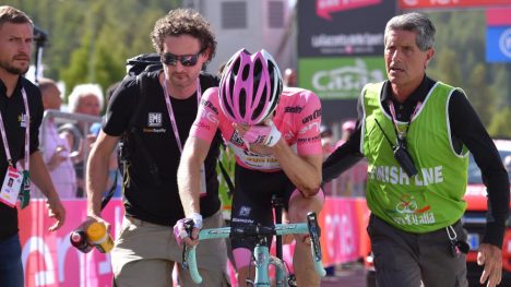 MISTET LEDELSEN: Steven Kruijswijk mistet den rosa ledertrøyen etter at en velt ødela den 19. etappen i Giro d'Italia. Foto: Tim de Waele (©TDWSport.com)