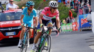MISTET ROSA: Johan Esteban Chaves mistet den rosa ledertrøyen på siste klatreetappe i Giro d'Italia. Foto: LUK BENIES (Scanpix/Afp)