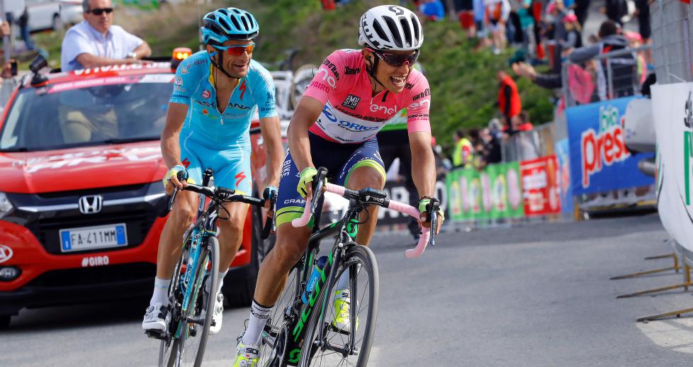 MISTET ROSA: Johan Esteban Chaves mistet den rosa ledertrøyen på siste klatreetappe i Giro d'Italia. Foto: LUK BENIES (Scanpix/Afp)