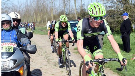 MEID NED AV MOTORSYKKEL: Kristoffer Skjerping var involvert i den stygge ulykken i Belgia rundt lørdag, hvor to motorsykler krasjet inn i feltet. Foto: Slipstream Sports
