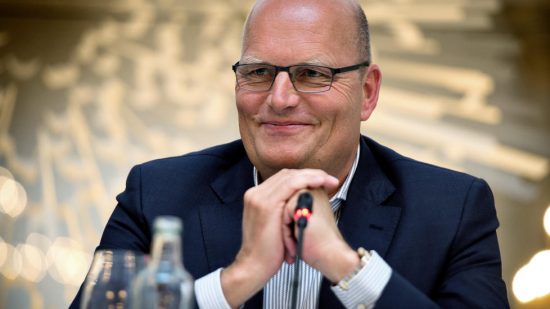 VET HVA DET HANDLER OM: I fjor fungerte Bjarne Riis som trener og støttespiller for Asbjørn Kragh Andersen. Også i vinter, når 24-åringen har gått skadet, har Ørnen fra Herning tatt kontakt. FOTO: Scanpix