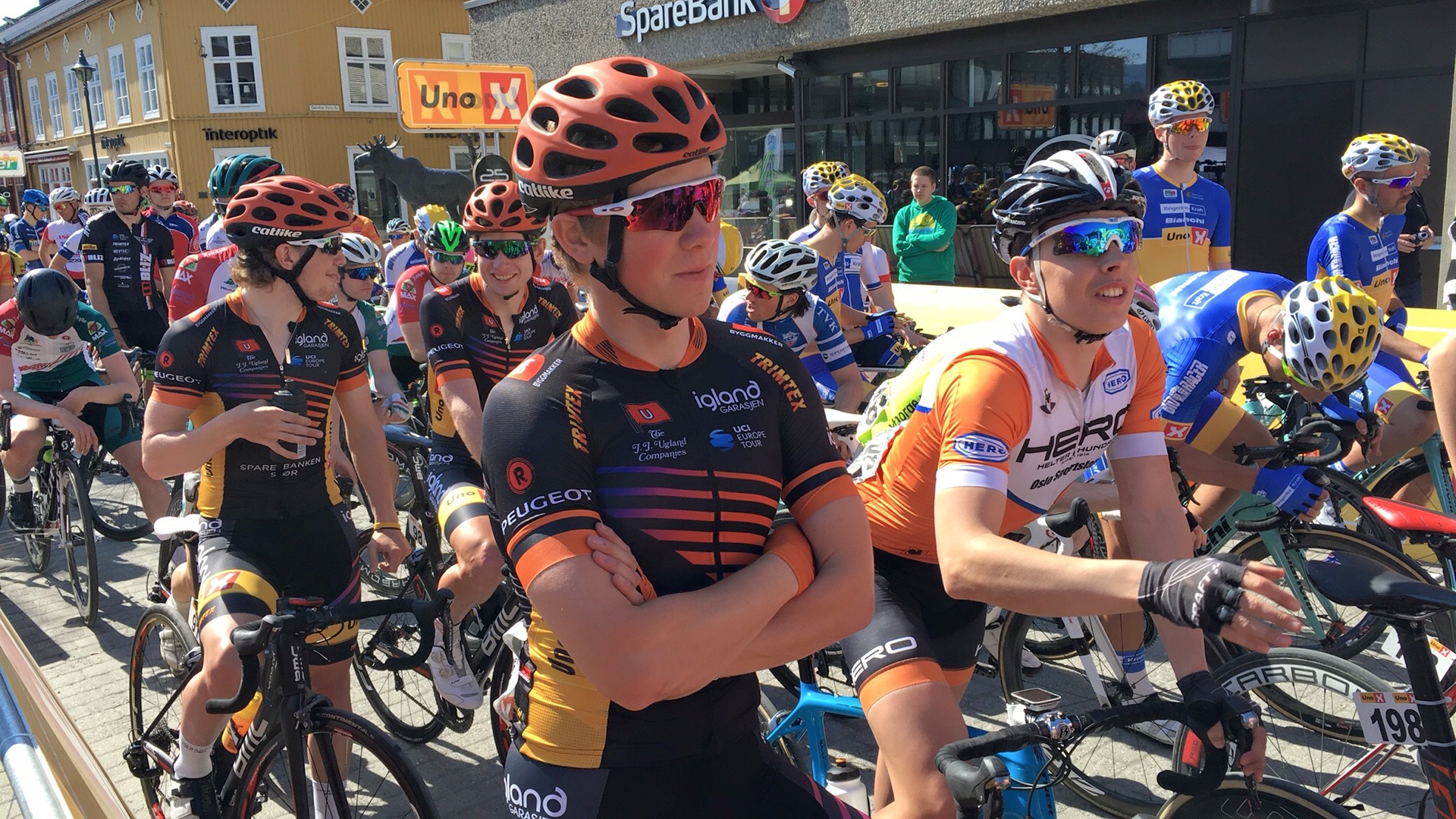 PÅ STARTEN MED EN PLAN: Andreas Vangstad skimtes i bakgrunnen av Carl Fredrik Hagen. Til venstre Kristian Aasvold. Team Sparebanken Sør hadde planen klar for å overgå lørdagens triumf. FOTO: Jarle Fredagsvik, procycling.no