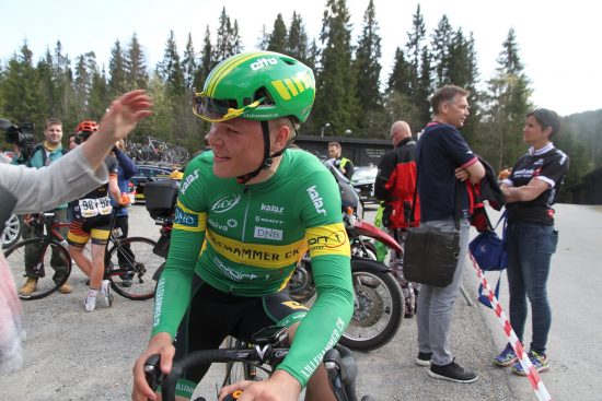 FIKK GRATULASJONER: Tobias Foss hang med lenge i Sundvolden Grand Prix. Her gratuleres han av familien. FOTO: Jarle Fredagsvik, procycling.no