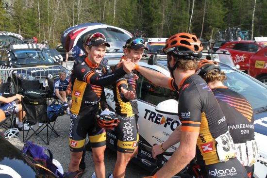 KUNNE JUBLE: Carl Fredrik Hagen og Andreas Vangstad gratuleres av lagkameratene etter en flott dobbeltseier på lørdag. Jaggu ble det seier også på søndagens Ringerike GP. FOTO: Jarle Fredagsvik, procycling.no