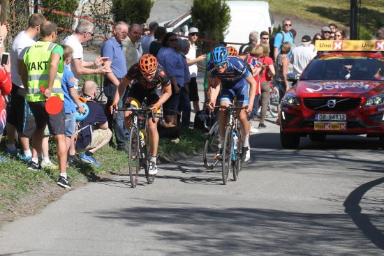 HANG LITT ETTER: Team Joker jakter på Sparebanken Sør. Et passende bilde på søndagens Ringerike GP. FOTO: Jarle Fredagsvik, procycling.no