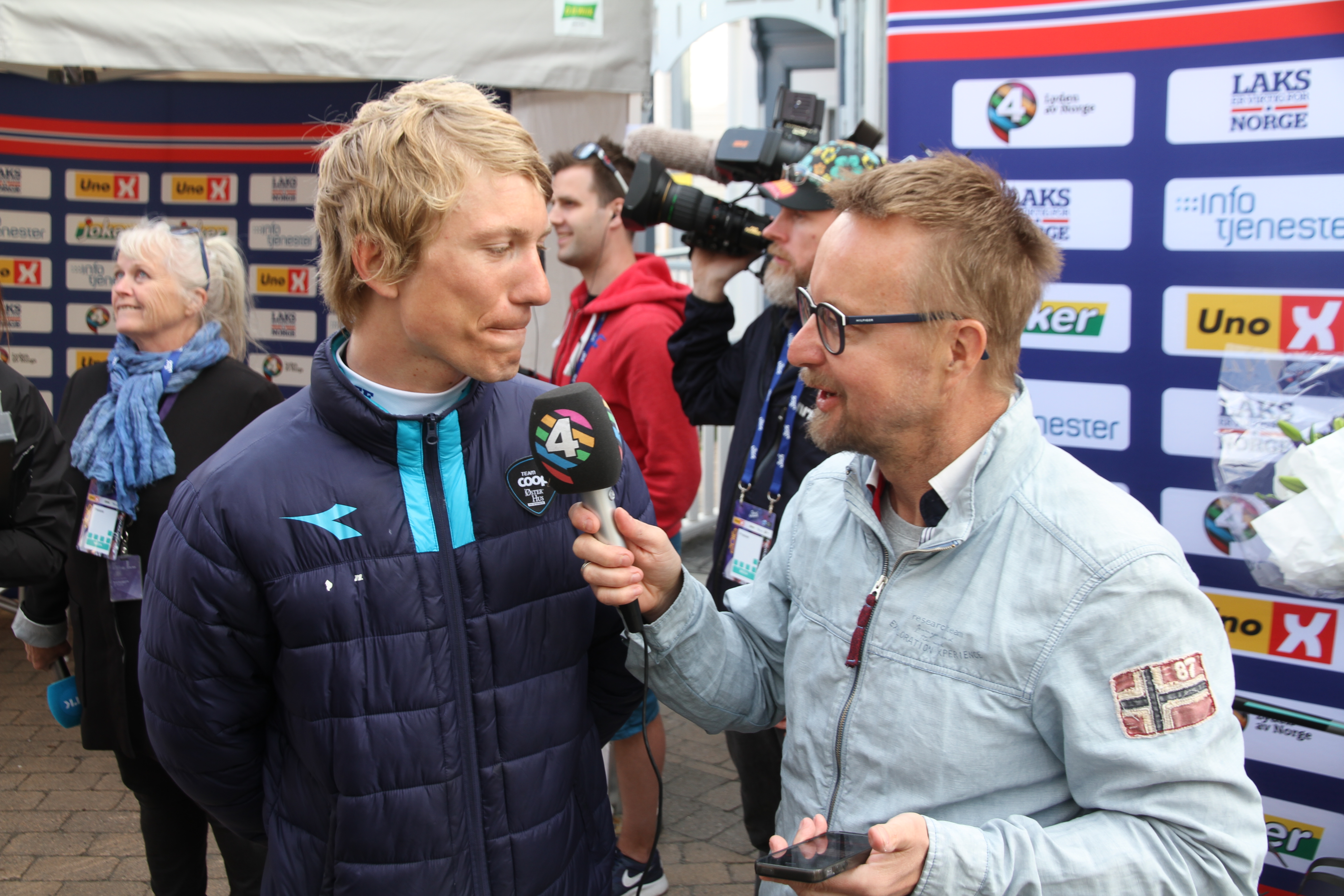 OMKRANSET: Håvard Blikra blir intervjuet av Sigurd Sollien i etterkant av etappen. FOTO: Jarle Fredagsvik, procycling.no