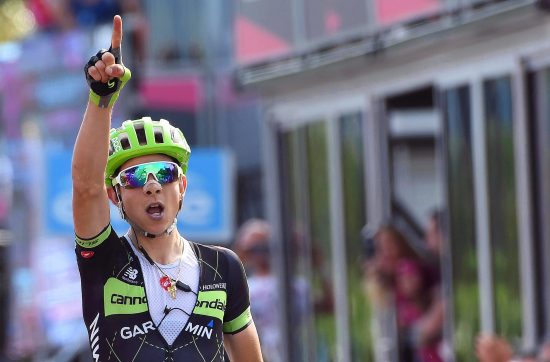 epa04744925 Italian rider Davide Formolo of Team Cannondale-Garmin celebrate as he crosses the finish line to win the fourth stage of the 98th Giro d'Italia cycling tour over 150km from Chiavari to La Spezia, Italy, 12 May 2015. EPA/DANIEL DAL ZENNARO