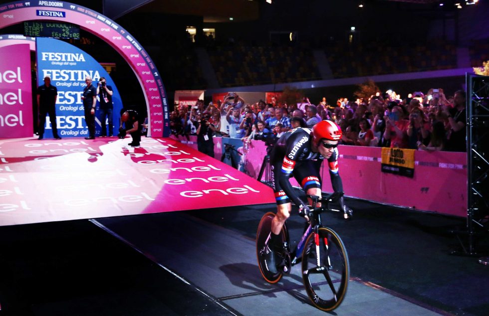I ROSA: Dumoulin begynner på sin vinnende tempo. EPA/BAS CZERWINSKI