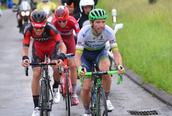 SÅ NÆR: Sven Erik Bystrøm var ikke langt fra en potensiell topplassering på dagens etappe av Sveits rundt. Her skjærer han grimaser bak Michal Albasini og Silvan Dillier, like før han måtte slippe. FOTO: Tim de Waele (TDWSport.com)