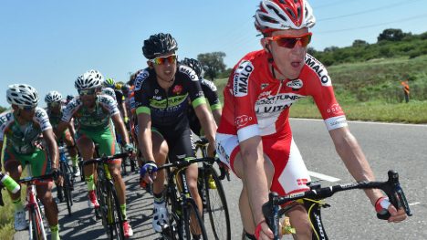 KRITISK: Chris Anker Sørensen har lite fint å si om Oleg Tinkov. Her tauer han på feltet i Tour de San Luis sammen med Vegard Breen. FOTO: Tim de Waele (TDWSport.com)