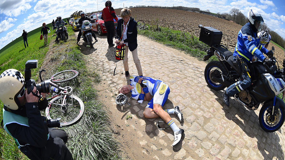 TAR GREP: UCI har en ny handlingplan for å redusere farene rytterne måter i feltet. Her har Jonas Rikaert veltet i årets Paris-Roubaix. Foto: Tim de Waele (©TDWSport.com)