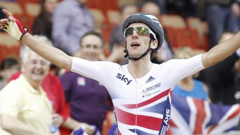 USIKKERT KORT: Simon Yates håper fortsatt på klarsignal til å sykle Critérium Du Dauphiné, men om han dømmes likt som norske Vegard Robinson Bugge, skal han ikke rekke sommerens Tour de France. (AP Photo/Mindaugas Kulbis, File)