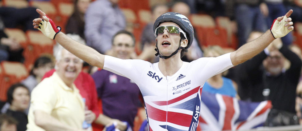 USIKKERT KORT: Simon Yates håper fortsatt på klarsignal til å sykle Critérium Du Dauphiné, men om han dømmes likt som norske Vegard Robinson Bugge, skal han ikke rekke sommerens Tour de France. (AP Photo/Mindaugas Kulbis, File)