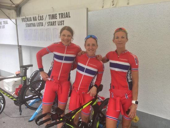 TRE NORSKE: Tre norske jenter stilte til start på temporittet i Slovenia søndag. Vita Heine (f.v), Cecilie Gotaas Johnsen og Thrude Natholmen. Foto: Norges Cykleforbund